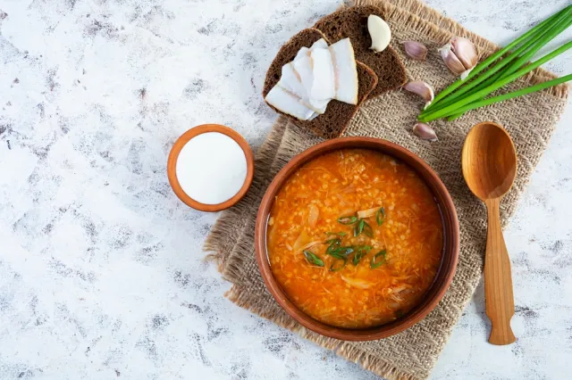 Zupa gołąbkowa zamiast gołąbków. Ta z młodej kapusty z Kwestii Smaku to prawdziwy hit