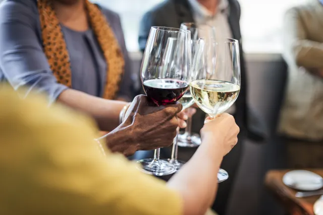 Kiedy całkowicie odstawić alkohol? 65, 60, a może 40 lat? Naukowcy podali wiek