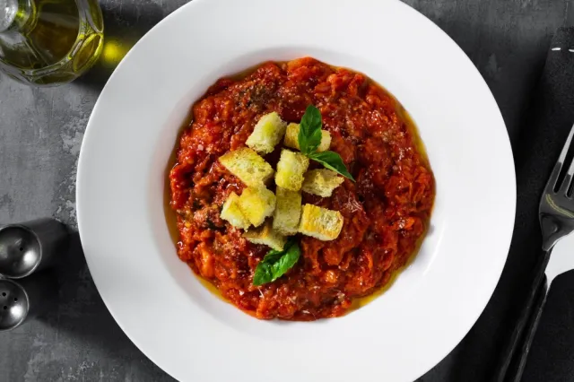 Pappa al pomodoro – toskańska zupa pomidorowa. Poznajcie przepis Roberta Makłowicza. Zakochacie się!