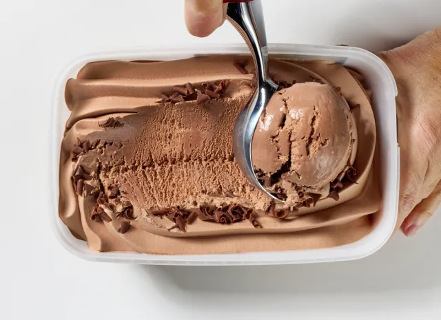 Dlaczego lody twardnieją w zamrażalniku? Zrób to, a z łatwością włożysz je do pucharków [WIDEO]