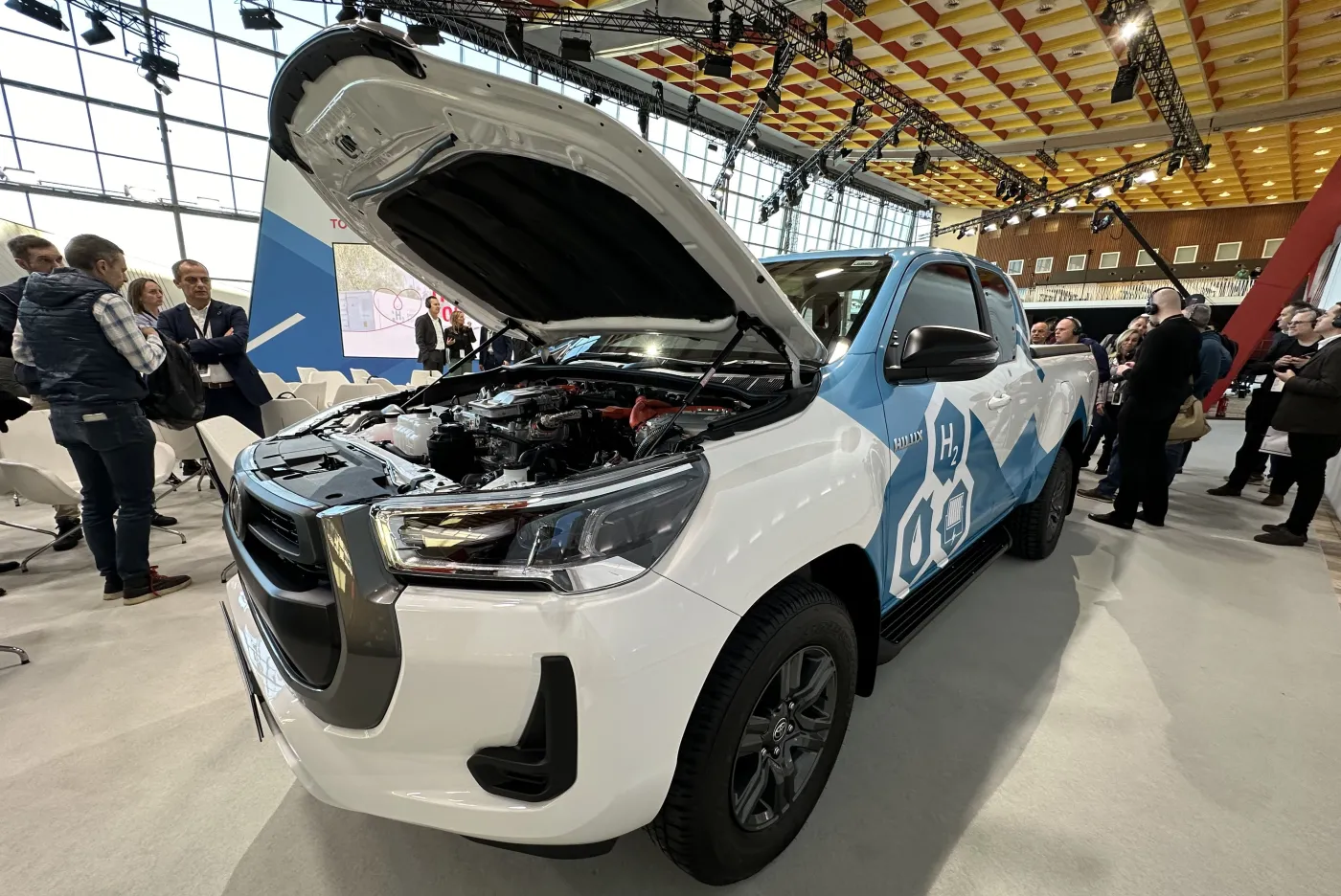 nowa-toyota-h2-hilux-38219636.jpg