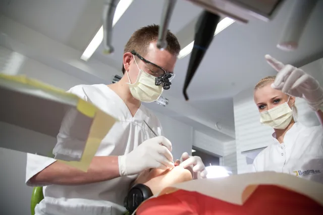 Mało kto o tym wie, ale chore dziąsła możesz leczyć za darmo w ramach NFZ. Leczenie dziąseł i paradontozy w ramach NFZ jest bezpłatne