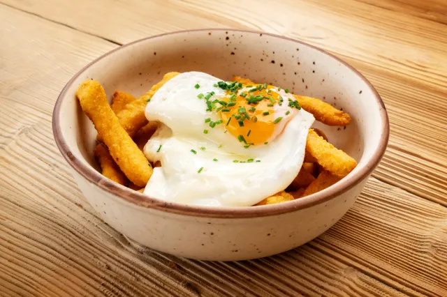 Gotuj jak Eva Longoria. Uwielbia ten hiszpański przepis na jajka. Tani obiad w kilka minut