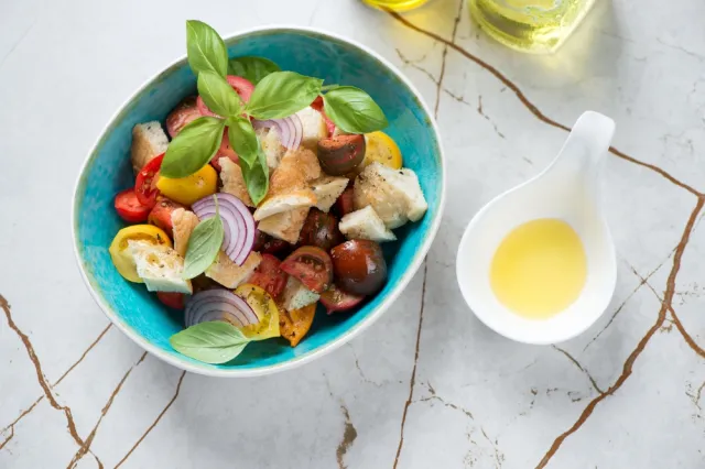 Ta prosta i pyszna sałatka pochodzi ze słonecznej Toskanii. Sekretem przepisu jest chleb