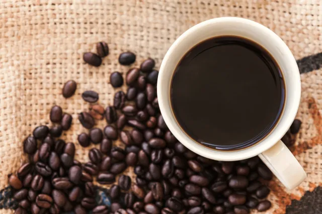 Kawa z tym dodatkiem wzbudza kontrowersje. Czy warto po nią sięgać?