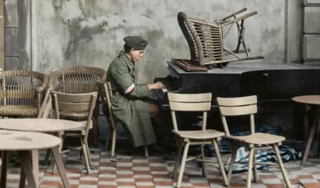 "Mimo strasznych warunków chcieli żyć normalnie". Poruszające zdjęcia z Powstania Warszawskiego