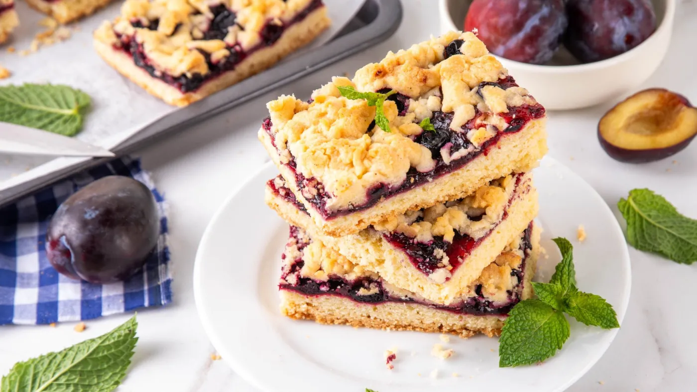 Traditional,German,Zwetschgenkuchen,,Plum,Open,Pie,With,Crumbled,Streusel,Dough