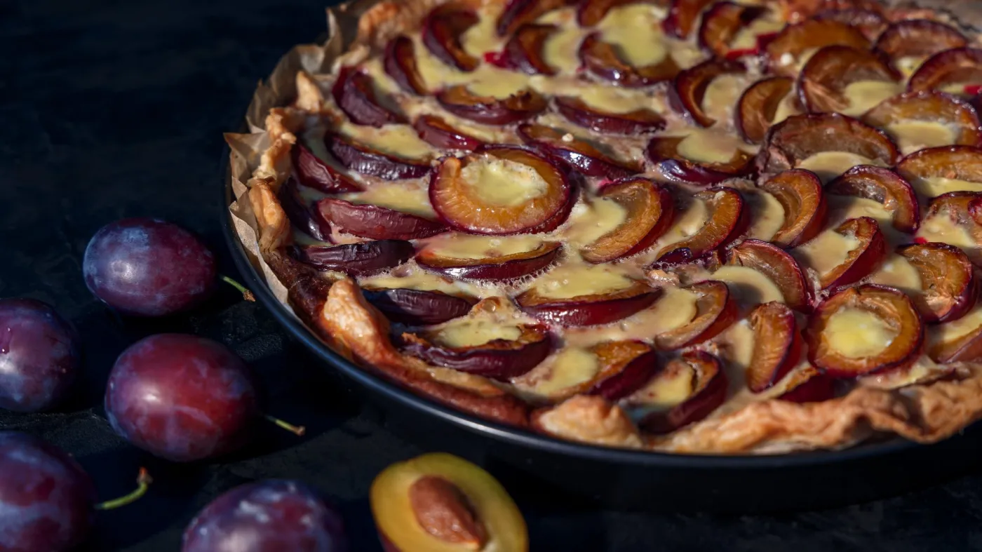 Swiss,Traditional,Cake,Specialty,-,Shallow,Tart,With,Prune,Plums