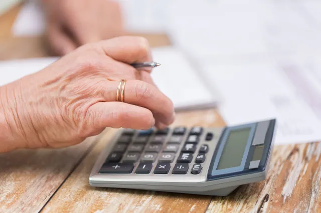 Ile wynosi minimalna emerytura netto w 2024 roku? Tyle ZUS wypłaca co miesiąc