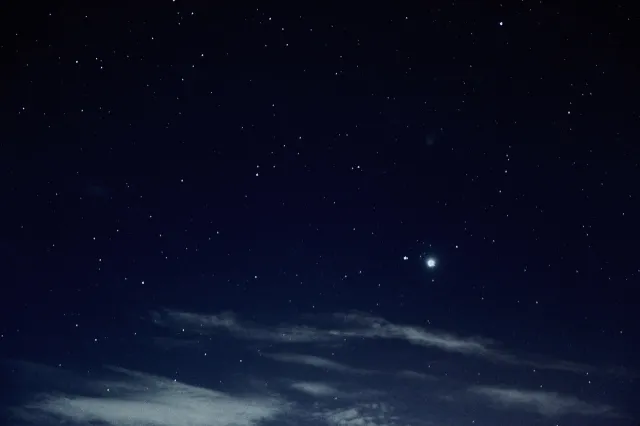 Już dziś spektakularna koniunkcja Księżyca z Jowiszem. Koniecznie popatrz w niebo