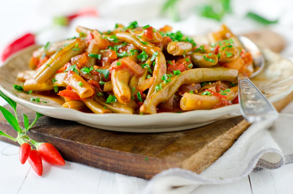 Fasolka szparagowa po grecku. Poznaj ten przepis, a już nigdy nie podasz jej z bułką tartą