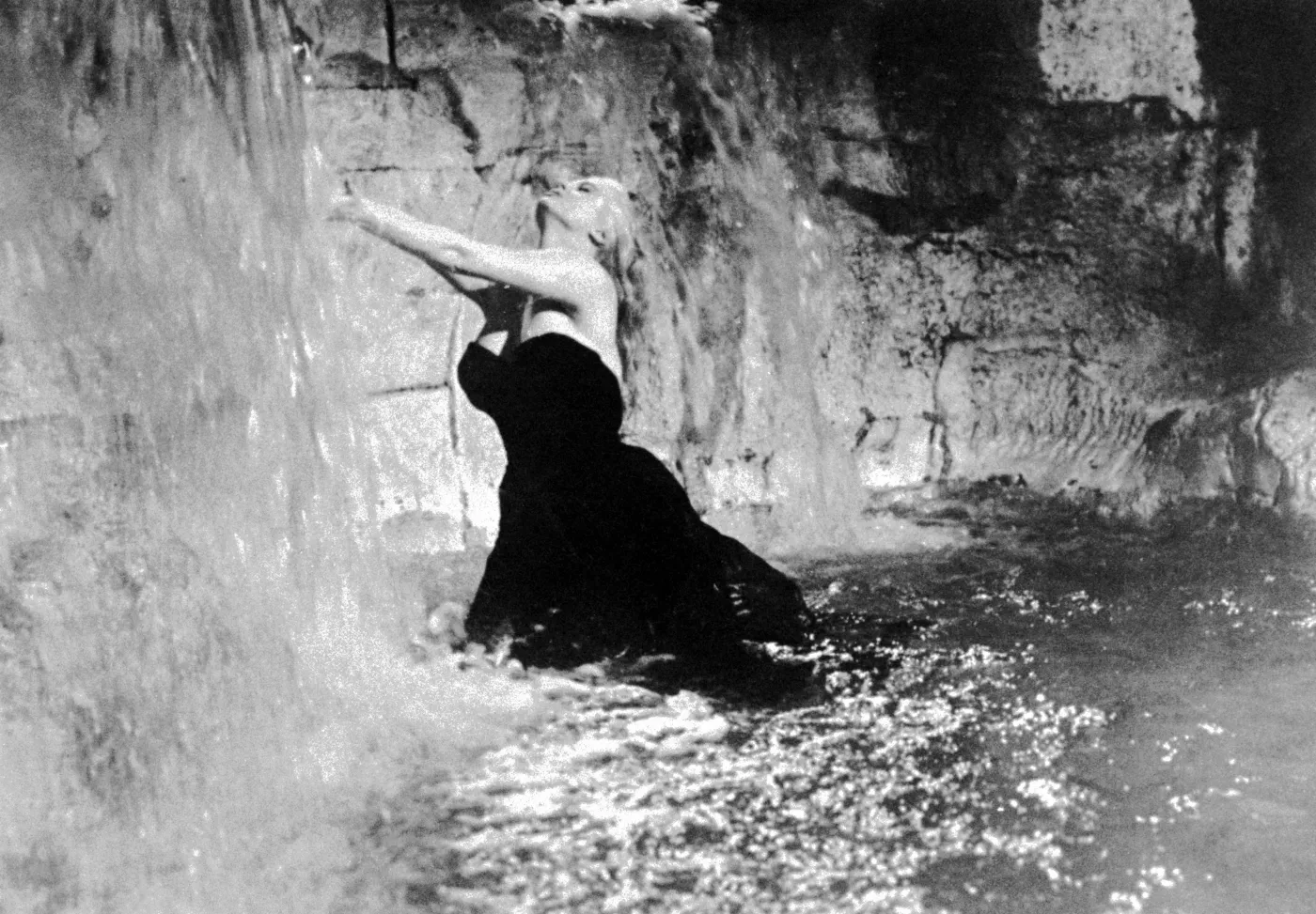 Chciały być jak Anita Ekberg. Turystki wskoczyły do Fontanny di Trevi