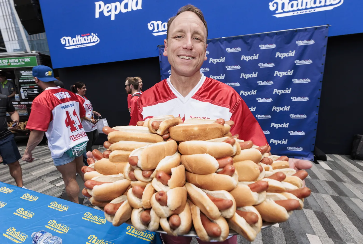 Zjadł 83 hot dogi w 10 minut. To nowy rekord świata