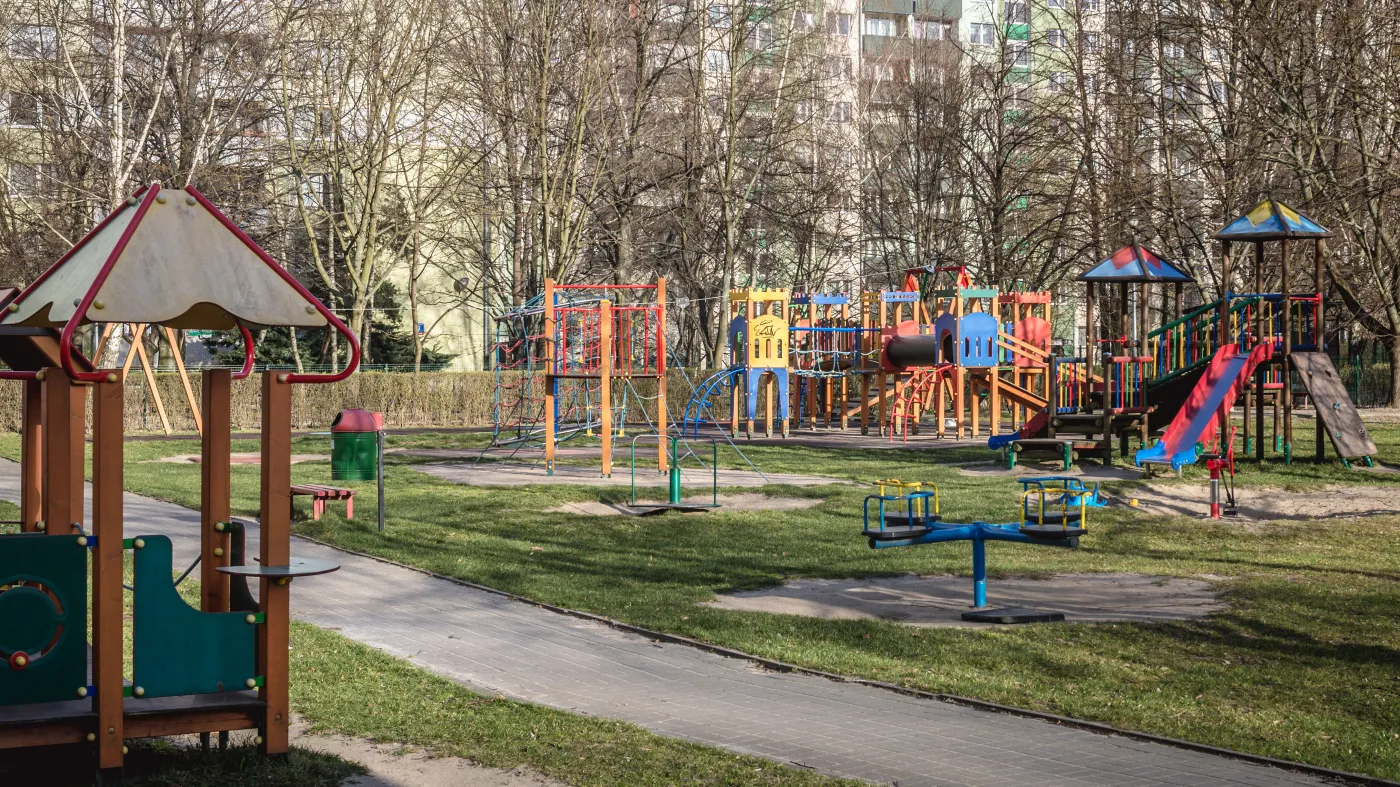 50-latek ukradł z placu zabaw w przedszkolu zjeżdżalnię i piaskownicę