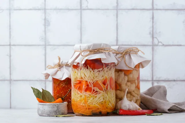 Jesienna sałatka do słoików. Ewa Wachowicz poleca ten przepis