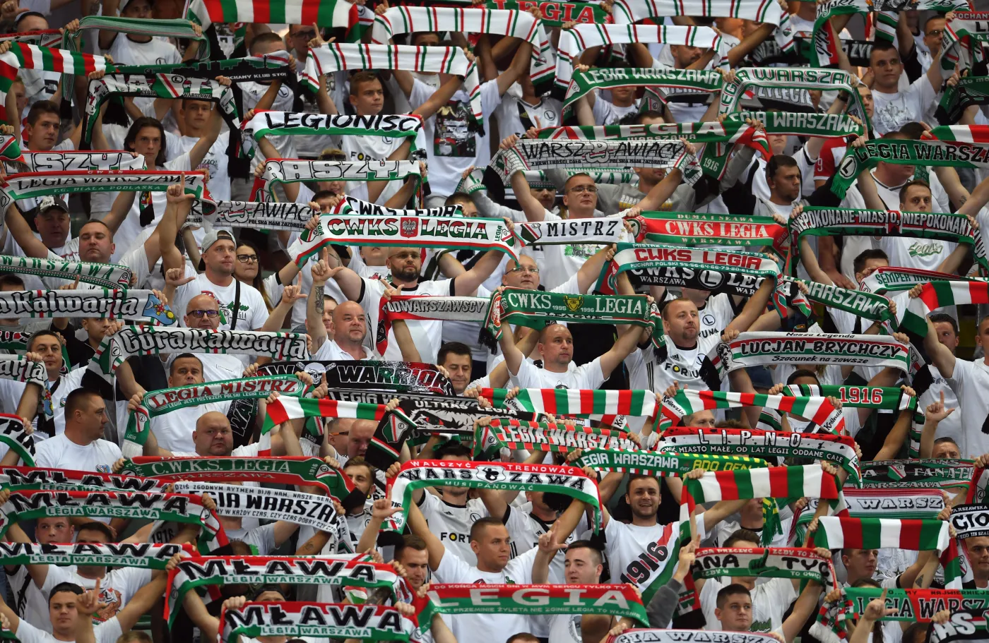 Legia Warszawa znów ukarana przez UEFA za "grzechy" swoich kibiców