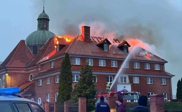 Pożar w klasztorze redemptorystów. Ogień strawił dach