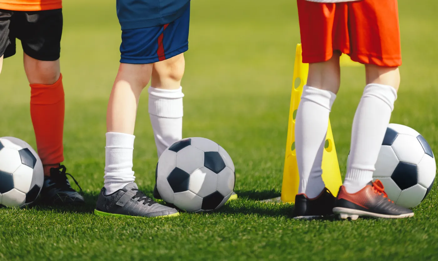 Dzieci grają w piłkę