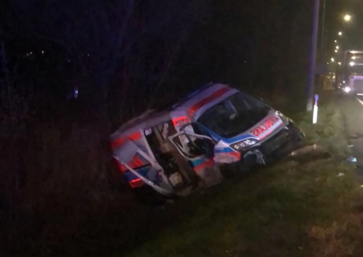 Tragiczny wypadek karetki. Nie żyje jeden z członków załogi