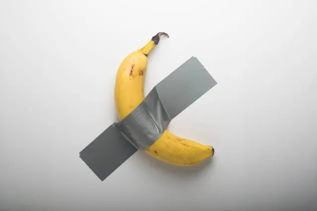 Banan z taśmą klejącą sprzedany. "Dzieło sztuki" poszło za miliony dolarów