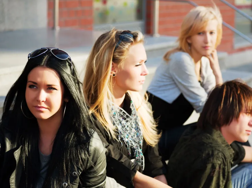 Młodzi ludzie na ulicy