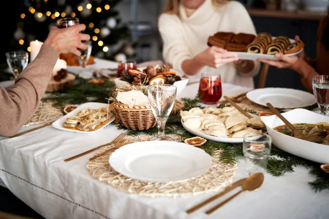 Zwyczaje i przesądy wigilijne. Jak ubrać choinkę? Co musi być na stole?