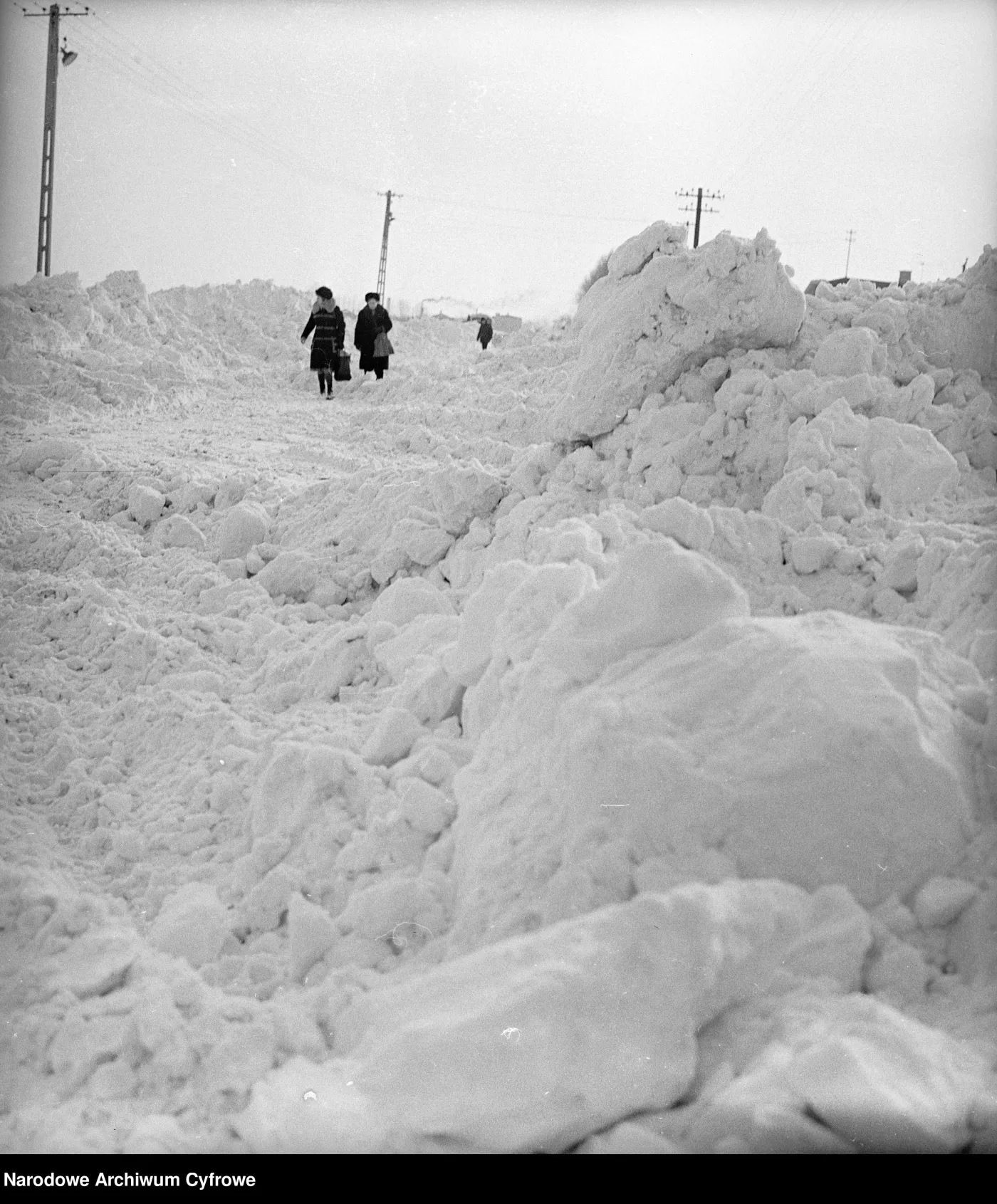 Takiej zimy w Polsce nie było od kilkudziesięciu lat. Ekstremalne mrozy, śnieg, zamiecie śnieżne i paraliż komunikacyjny na ogromną skalę