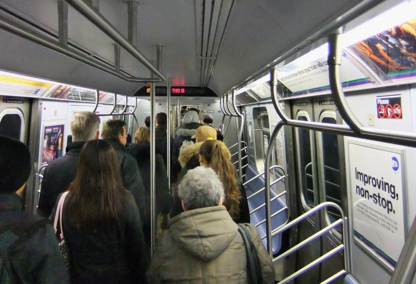 Szokujące zabójstwo. Śpiąca kobieta podpalona w metrze
