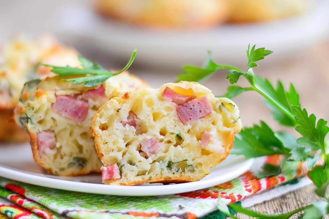 Wytrawne muffinki z serem i szynką. Lepsze od kanapek