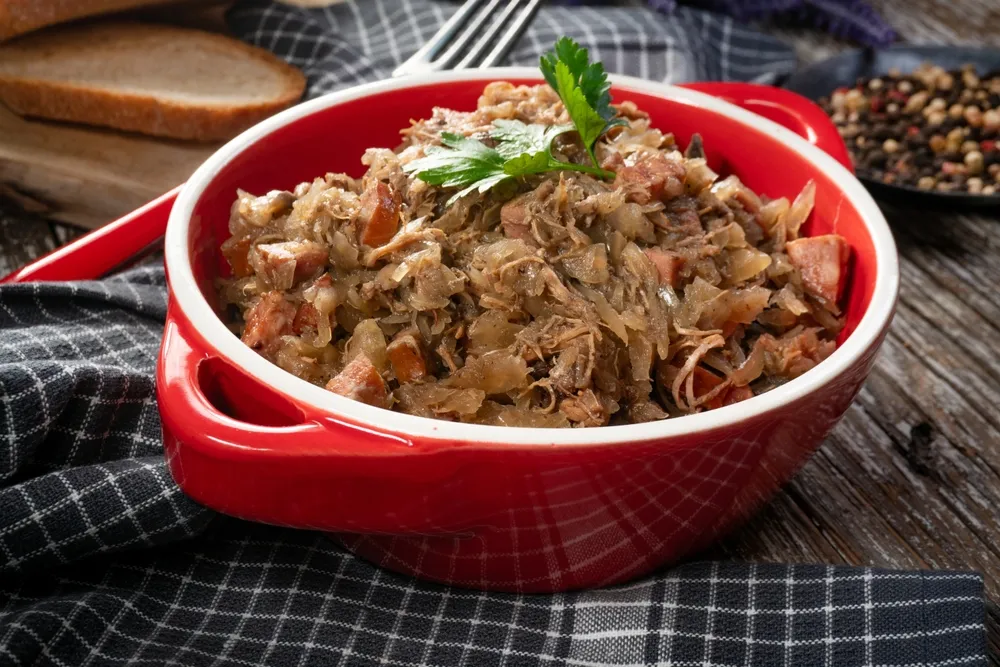 Co zrobić z resztkami szynki i kiełbasy? Oto przepis na szybki bigos, fantastyczny na obiad