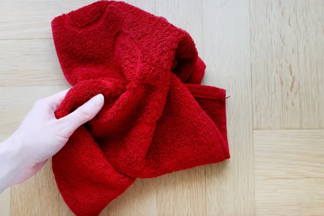 Włóż do domowej apteczki czerwony ręcznik. Genialny trik pielęgniarki, który warto znać