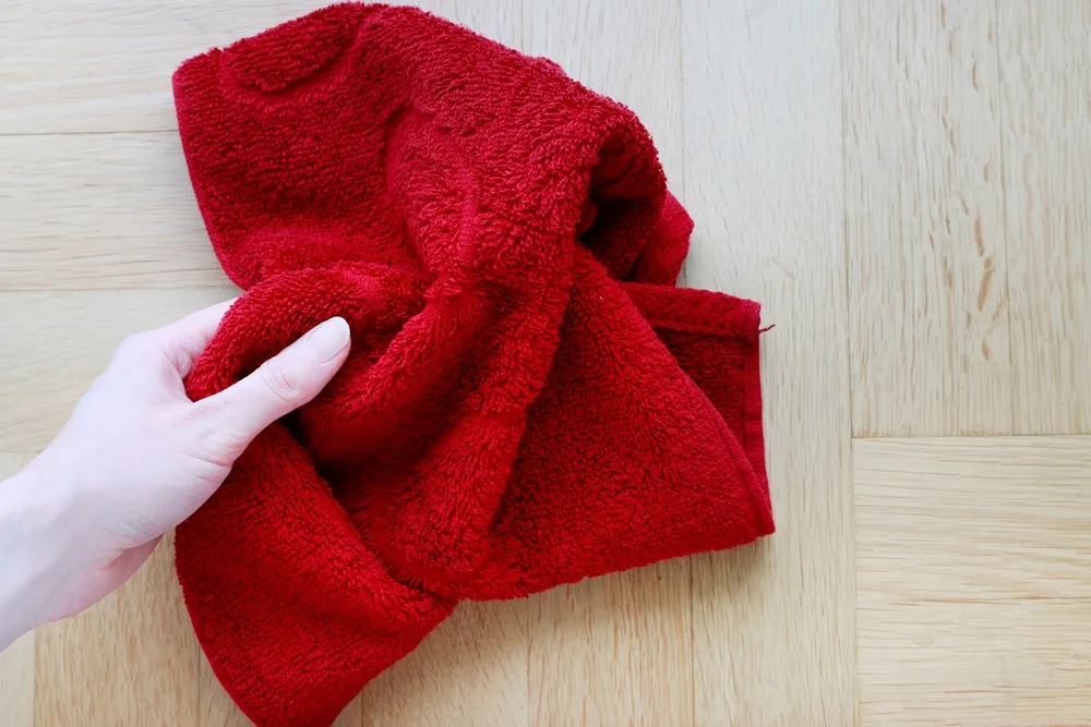 Włóż do domowej apteczki czerwony ręcznik. Genialny trik pielęgniarki, który warto znać