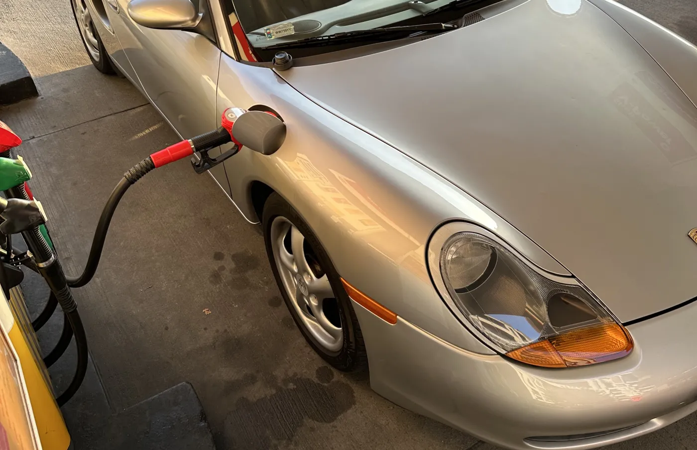 E10 do klasyka, benzyna do diesla. Co robić, gdy pomylisz się przy tankowaniu?