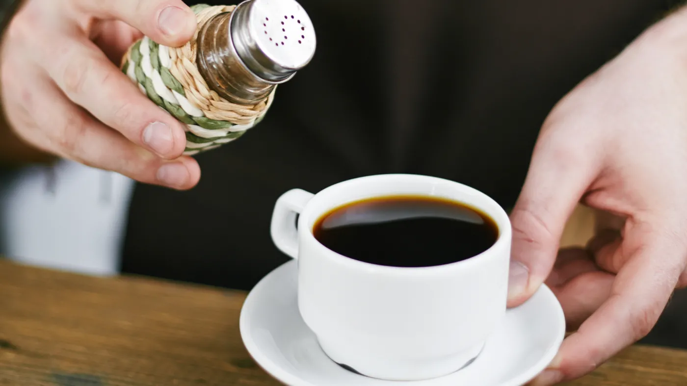 Dodaj sól do kawy zamiast cukru. Efekt cię zaskoczy. Już zawsze będziesz tak robić