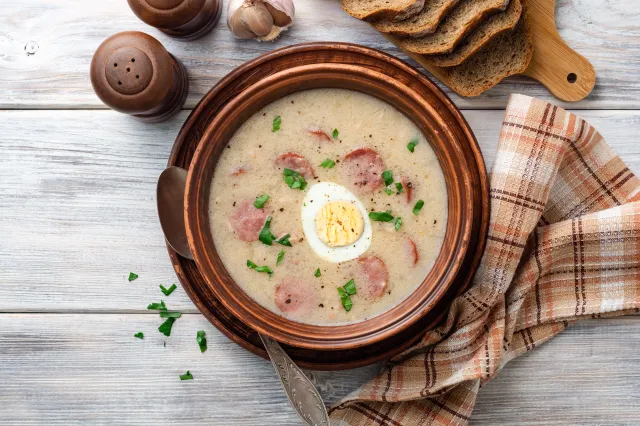 Jak uratować zbyt kwaśny żurek? Wypróbuj jeden z kilku prostych sposobów