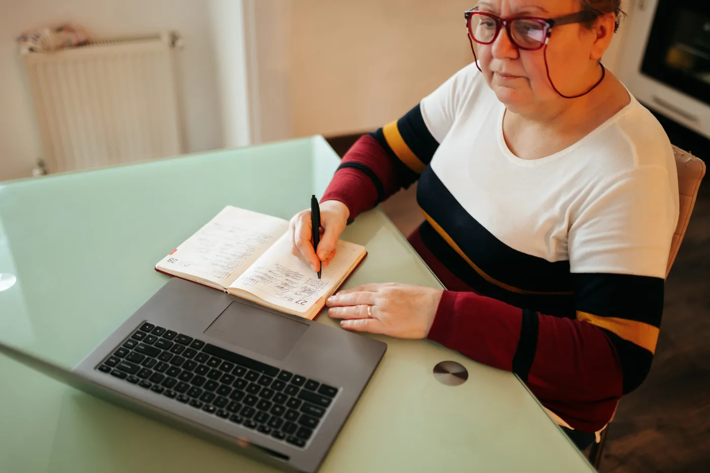 senior, emeryt, laptop