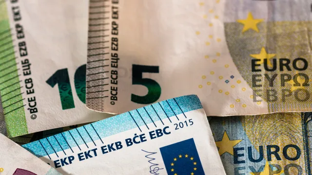 Złoty, euro, dolar. Tak zareagowały waluty na decyzję RPP [KURSY WALUT]