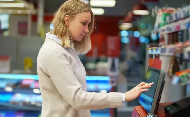 Korzystanie z kas samoobsługowych to dla klientów duży koszt... psychiczny