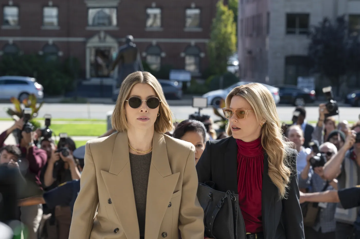 Jessica Biel i Elizabeth Banks w serialu "Lepsza siostra"