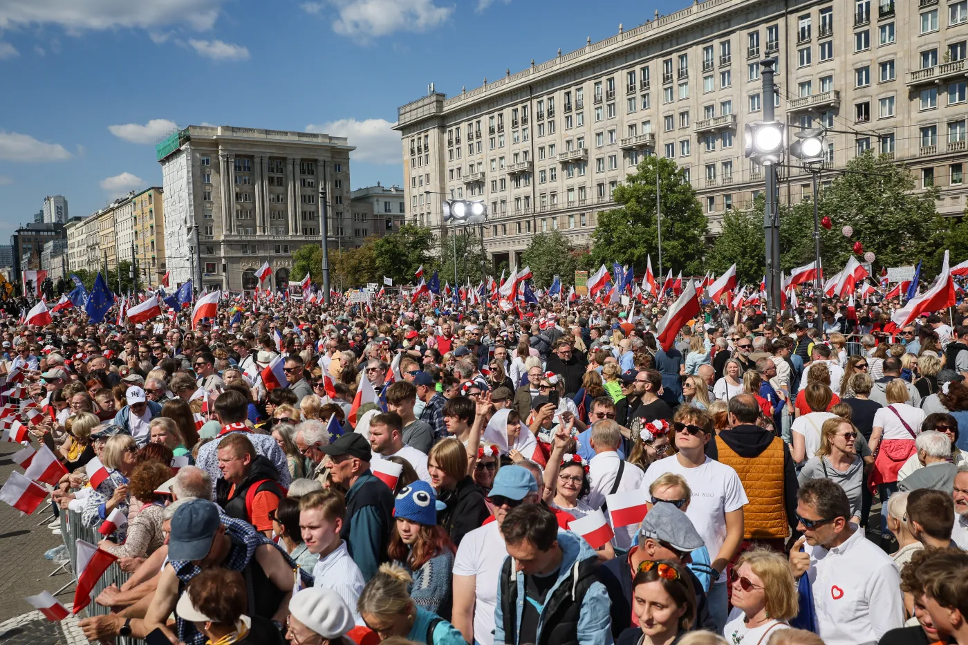 Marsz Nawrocki i Trzaskowski: ile ludzi? [Porównanie]
