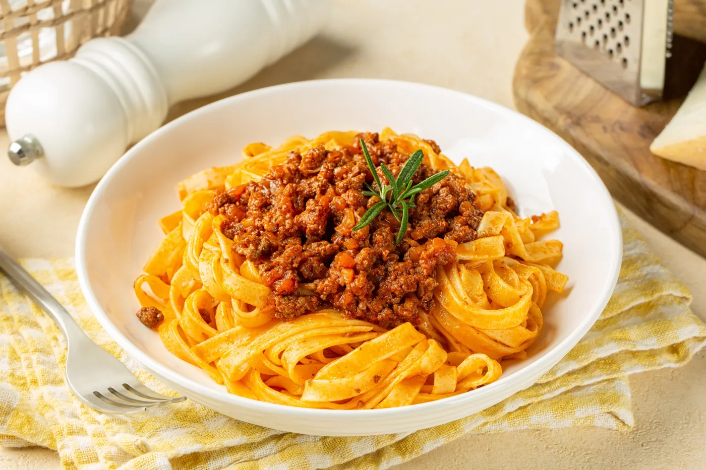 Makaron z sosem bolognese to danie słynne i bardzo smaczne 