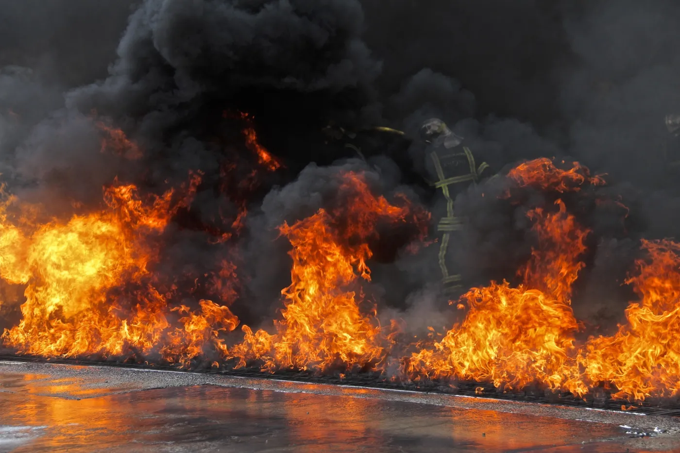 Dziesiątki dronów i seria eksplozji na Krymie. Płonie lotnisko