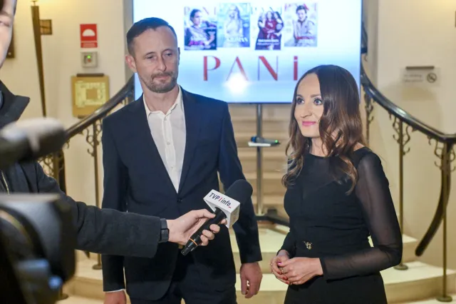 Justyna Dobrosz-Oracz z mężem na koncercie. Dziennikarka TVP kusi dekoltem [FOTO]