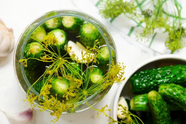 Niebieski czosnek w ogórkach kiszonych. Czy można go jeść? Mało osób o tym wie