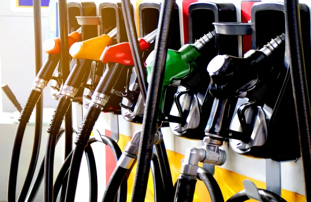 Tańsze paliwo dla seniorów. Niewielu zdaje sobie sprawę z przysługującej im ulgi