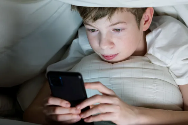 "Internetowa godzina policyjna" dla nastolatków poniżej 18 roku życia. Francja bierze się za ochronę dzieci w social mediach