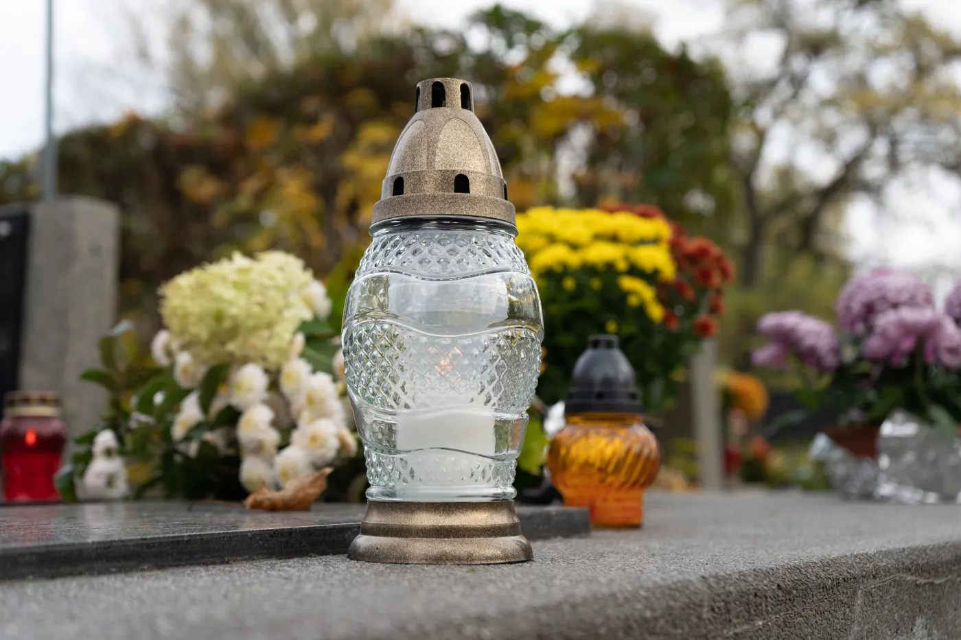 Dodaj szczyptę, a znicz będzie palił się jaśniej i o wiele, wiele dłużej! W ten sposób wydłużysz czas palenia zniczy