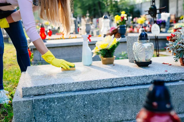 Sprzątanie grobów przed Wszystkimi Świętymi. Ile kosztuje usługa porządkowania nagrobków na 1 listopada? Oto ceny