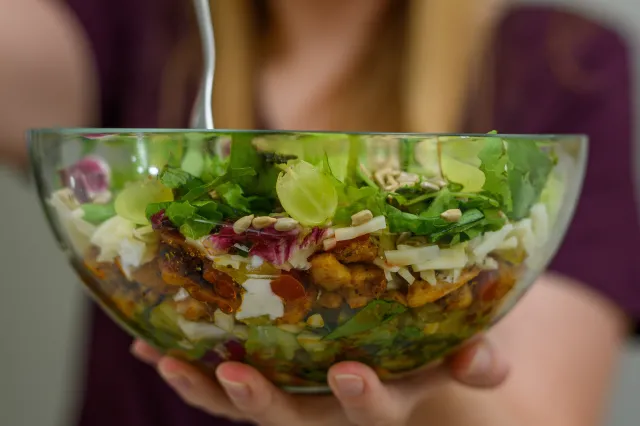 Sałatka drwala na Wielkanoc. Syta, wyrazista, pełna konkretnych smaków.