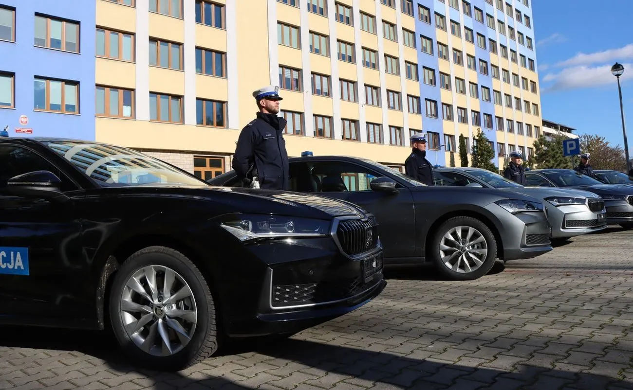 skoda-superb-policja-38932149.jpg
